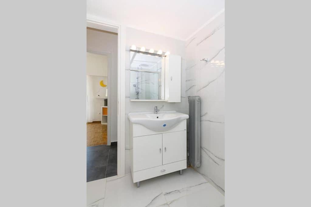 Sunlit 2Br Oasis In Metaxourghio 3Min From Metro Lägenhet Aten Exteriör bild